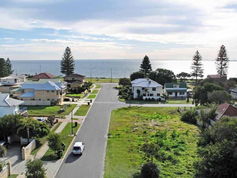 1 Chalwell Street, Rockingham WA 6168