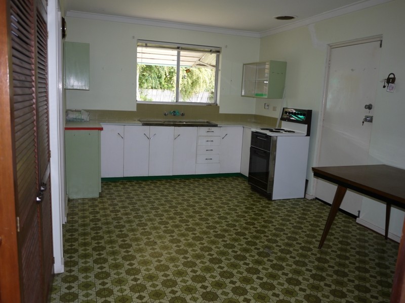 27 Rhodes Cr, Calista WA 6167