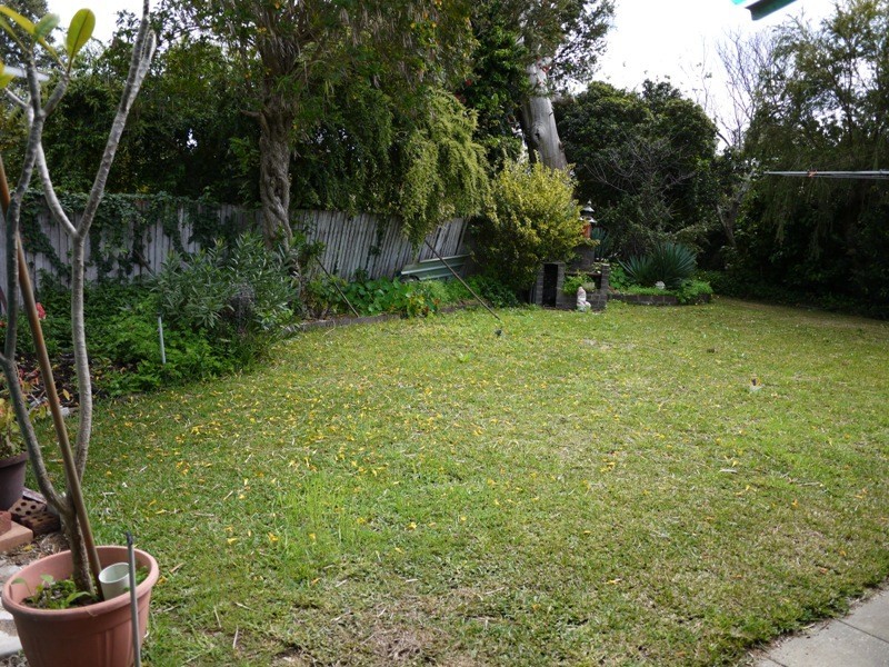 27 Rhodes Cr, Calista WA 6167