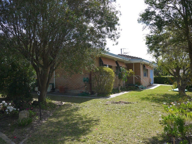 27 Rhodes Cr, Calista WA 6167