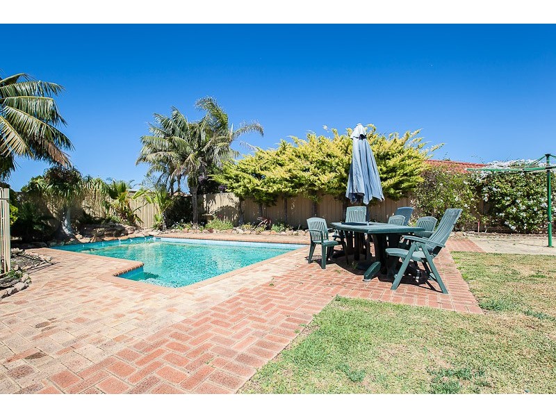 33 Cumberland Way, Waikiki WA 6169