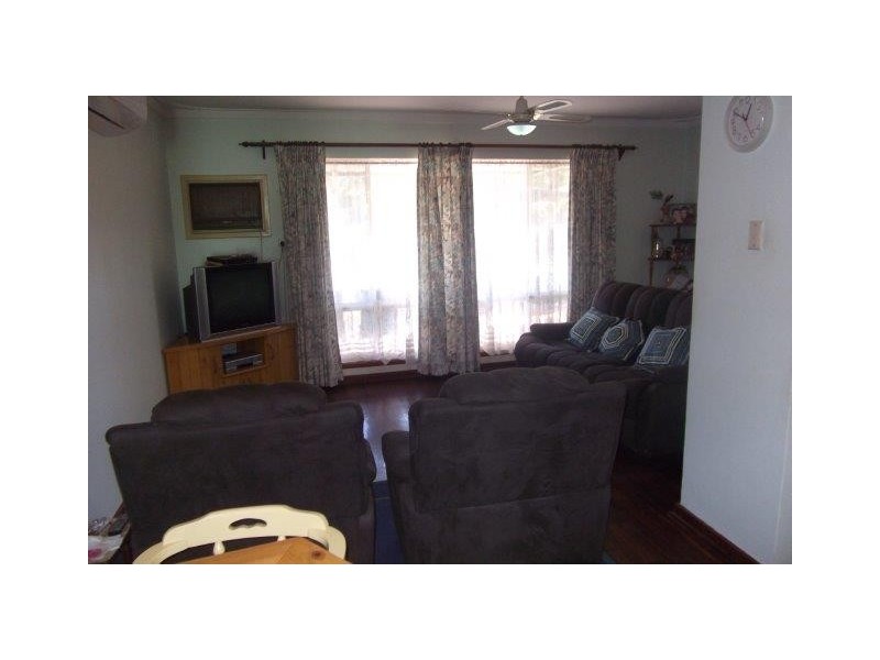 8 Ennis Court, Orelia WA 6167