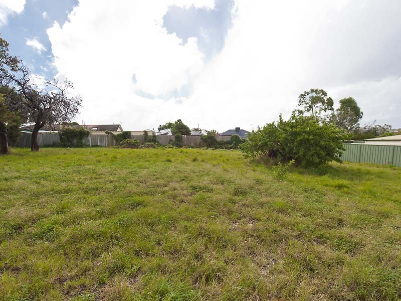 8 Lipscombe Court, Medina WA 6167