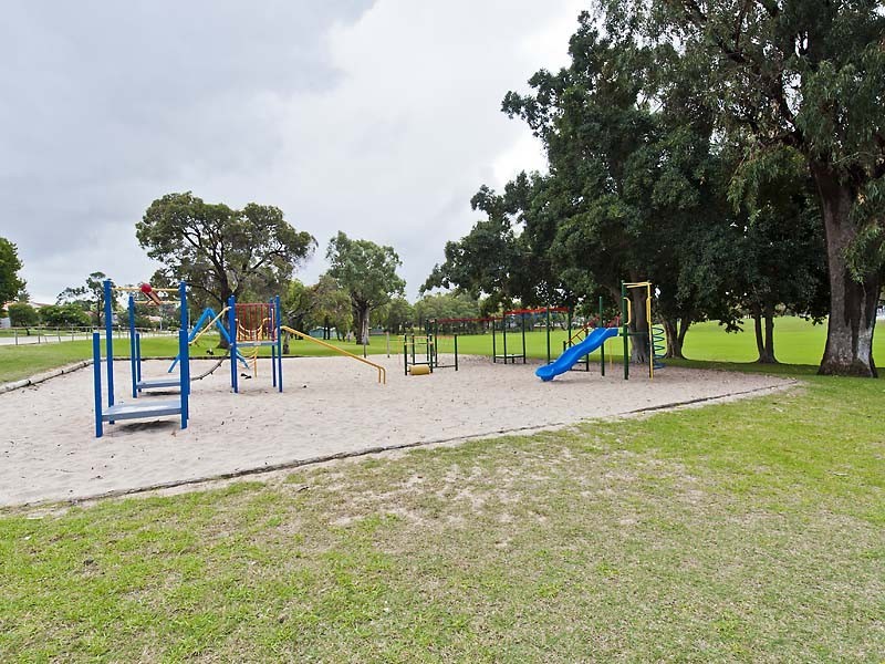 8 Lipscombe Court, Medina WA 6167