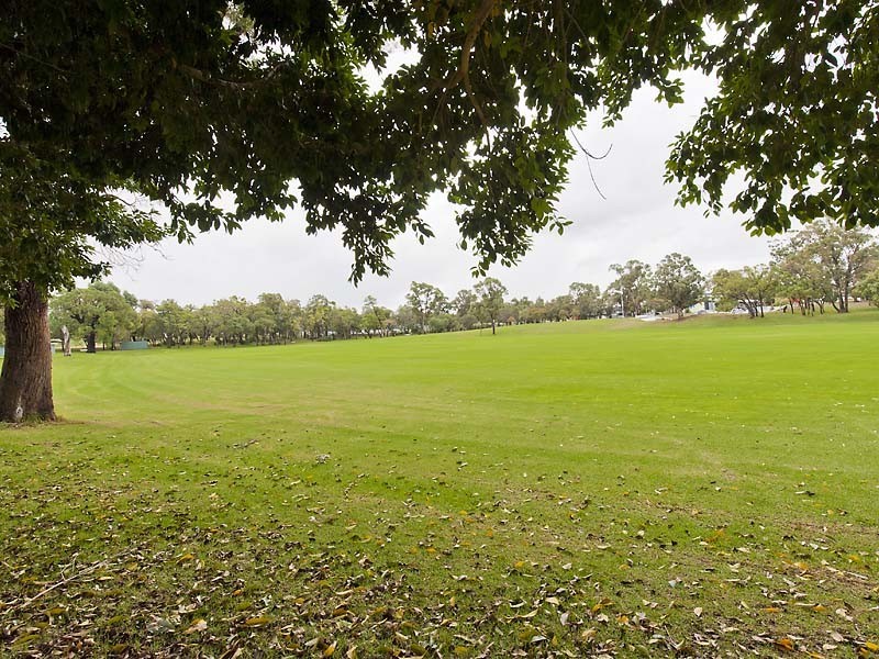 8 Lipscombe Court, Medina WA 6167