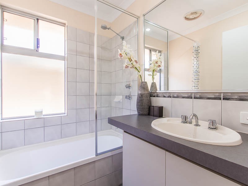 2/21 Waterway Cove, Seville Grove WA 6112