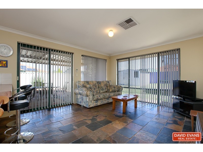 17 Rothesay Court, Cooloongup WA 6168