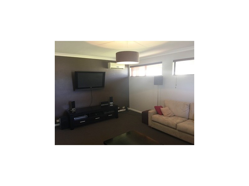 19 Fitzgibbon Rd, Rockingham WA 6168