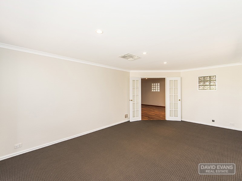 8 Boyle Ave, Rockingham WA 6168