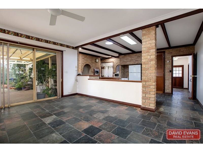 16 Silvertop Avenue, Halls Head WA 6210