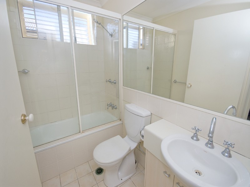 22 Dengate Lane, St Lucia QLD 4067