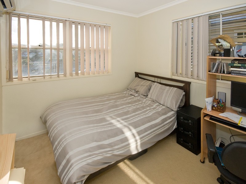 22 Dengate Lane, St Lucia QLD 4067