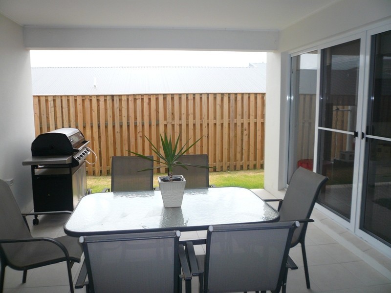 2/11 Hackney Crt, Upper Coomera QLD 4209