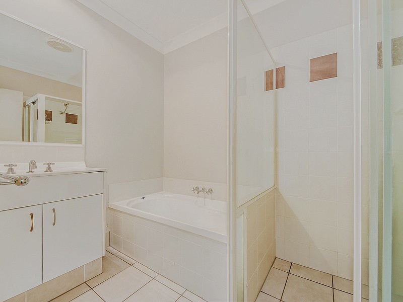 2/2 Pilar Court, Molendinar QLD 4214