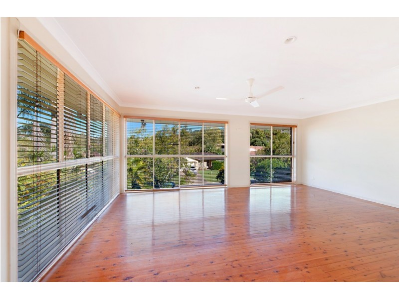 11 White Cap Close, Pacific Pines QLD 4211