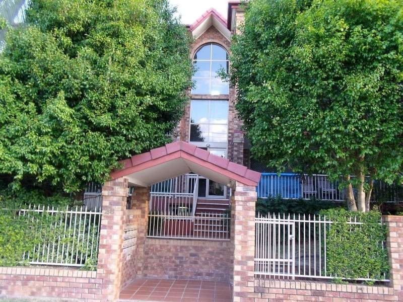 2/28 Sykes Court, Southport QLD 4215