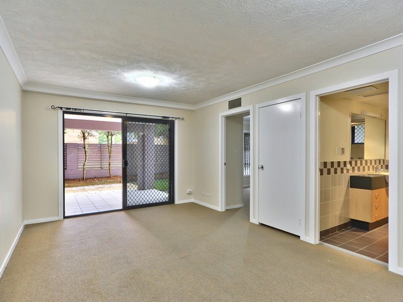 2/42 Hilltop Ave, Chermside QLD 4032