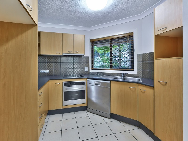 2/42 Hilltop Ave, Chermside QLD 4032