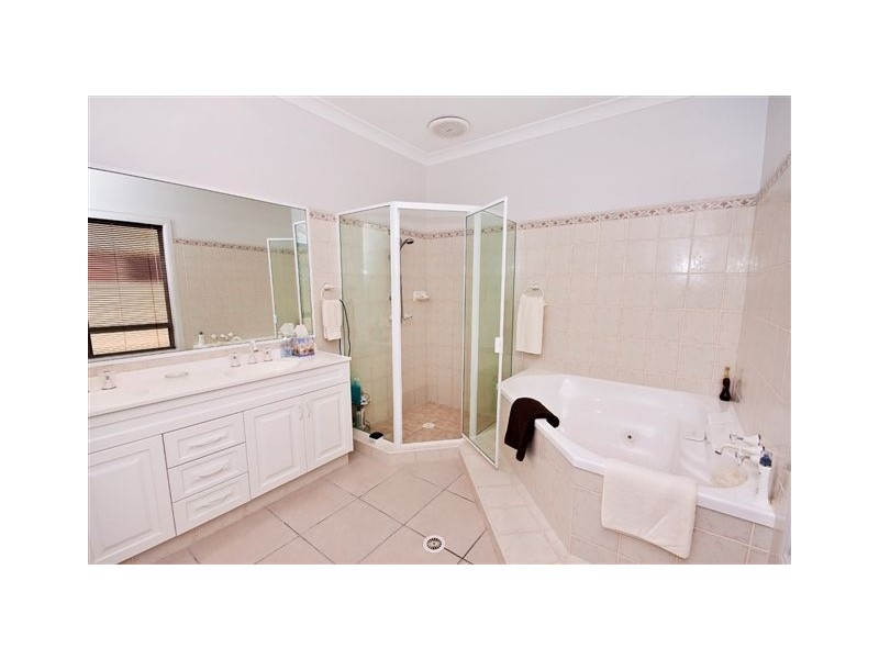 26  Arbuthnot Pde, Benowa Waters QLD 4217