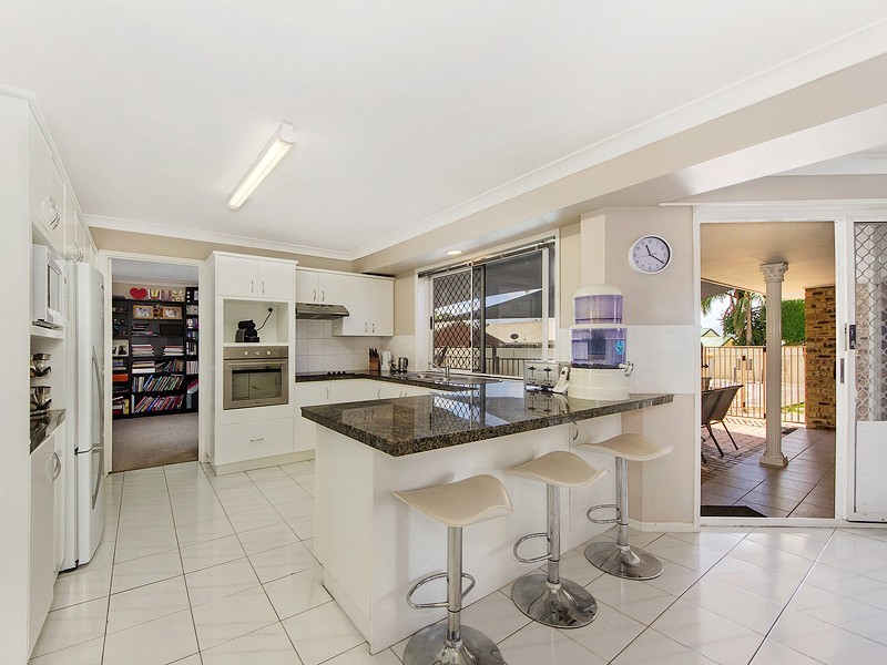 4 Clubhouse Drive, Arundel QLD 4214
