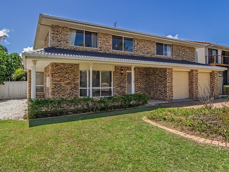 4 Clubhouse Drive, Arundel QLD 4214