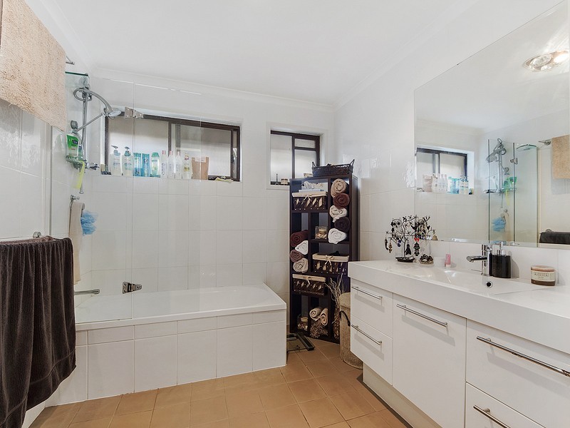4 Wilga Grove, Ashmore QLD 4214