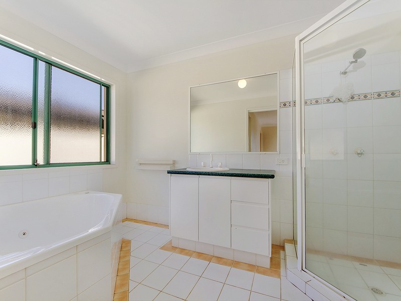 8 Zeller Crescent, Arundel QLD 4214