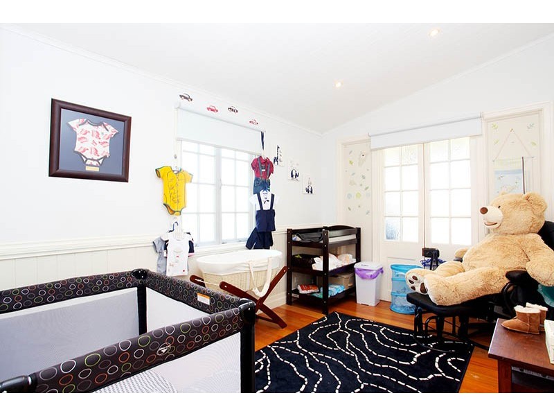 9 The Promenade, Camp Hill QLD 4152