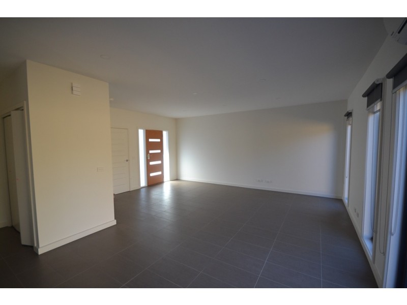 2/5 Ameily Crescent, Reservoir VIC 3073