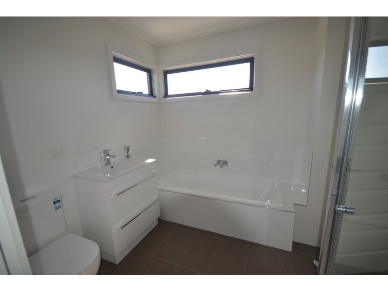 2/5 Ameily Crescent, Reservoir VIC 3073