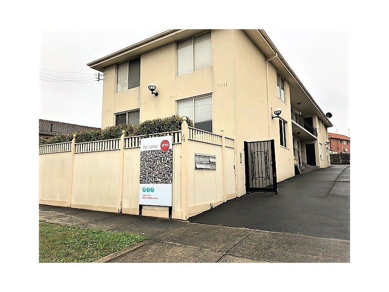 1/4 Irvine Cres, Brunswick VIC 3056