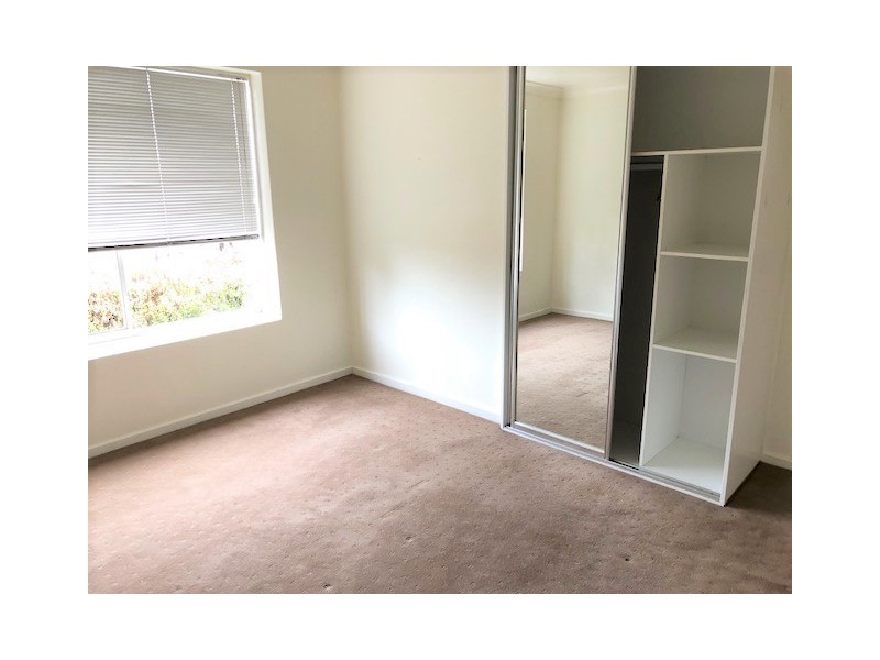 1/4 Irvine Cres, Brunswick VIC 3056