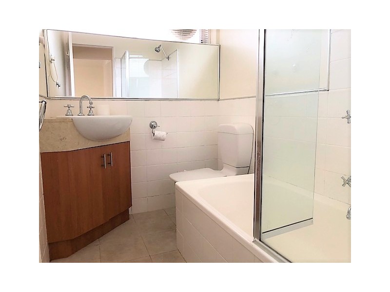 1/4 Irvine Cres, Brunswick VIC 3056