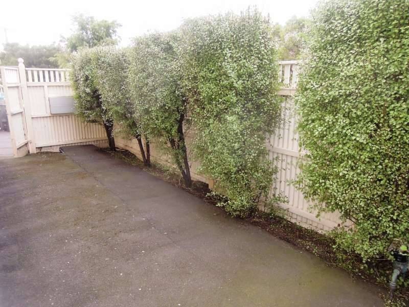 1/4 Irvine Cres, Brunswick VIC 3056