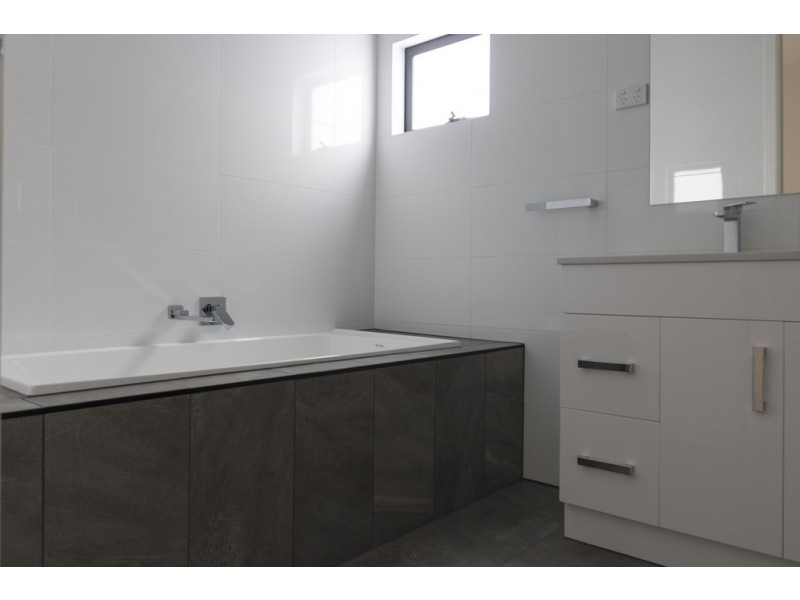 3/2 Barrys Lane, Coburg VIC 3058