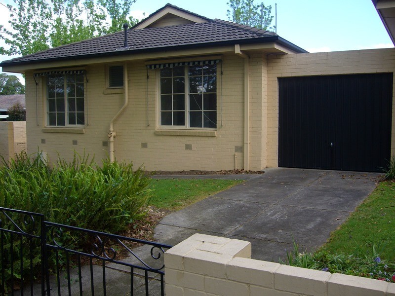 2/100 Windsor Crescent, Mont Albert VIC 3127