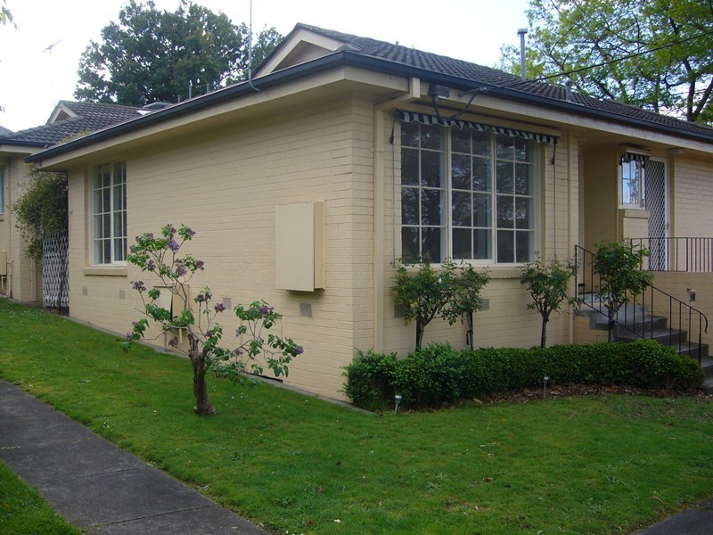 2/100 Windsor Crescent, Mont Albert VIC 3127