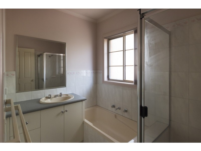 2/9 Balloan St, Coburg VIC 3058