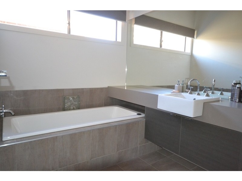 11 Barmah Drive, South Morang VIC 3752