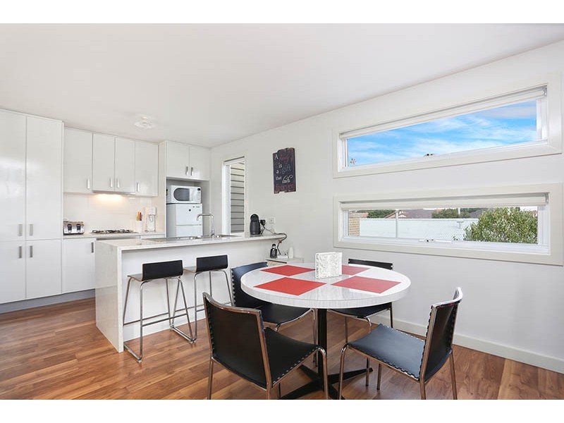 2/16 Lorensen Avenue, Coburg North VIC 3058