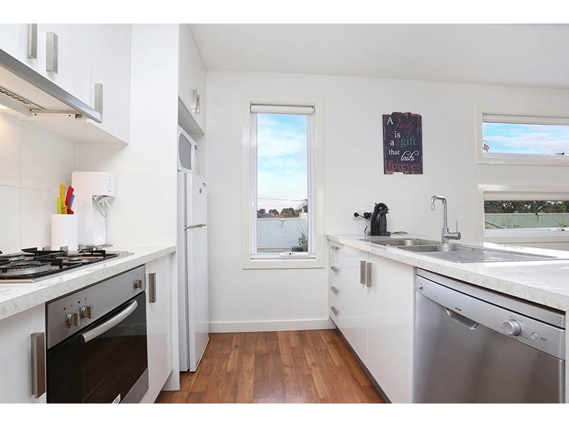 2/16 Lorensen Avenue, Coburg North VIC 3058