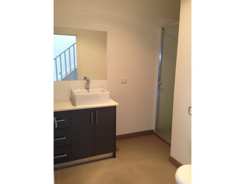 2/17 Eileen Street, Hadfield VIC 3046