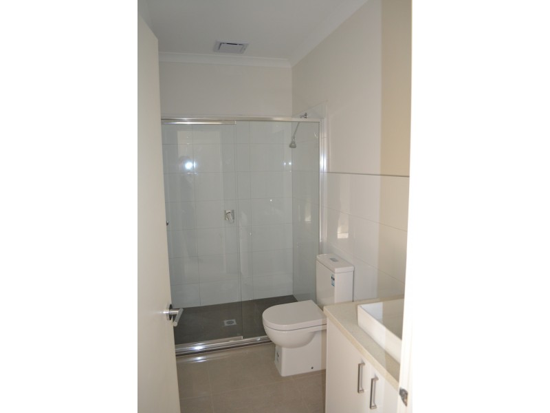 2/17 North Box Court, Hadfield VIC 3046