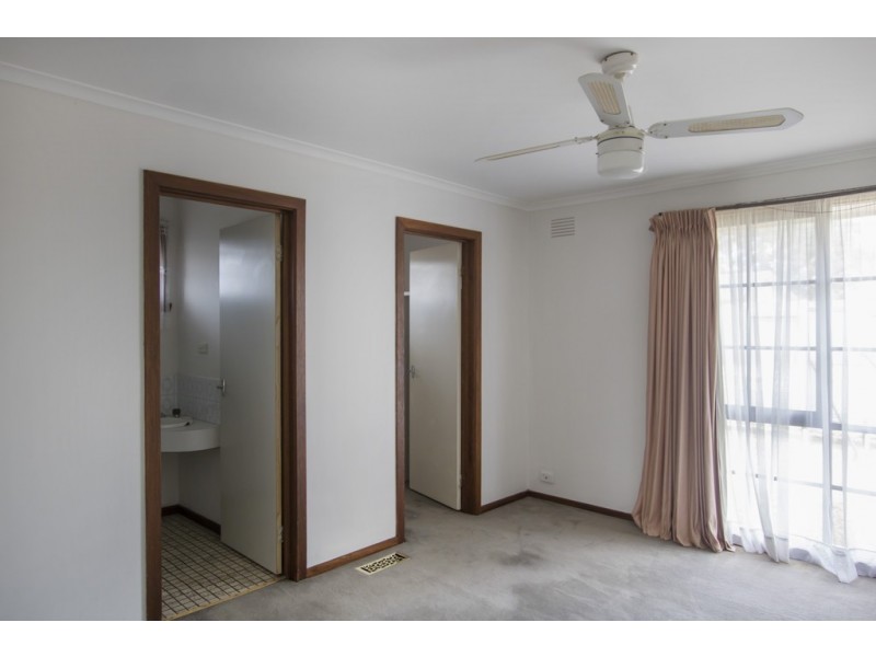 8 Gilbert Court, Lalor VIC 3075