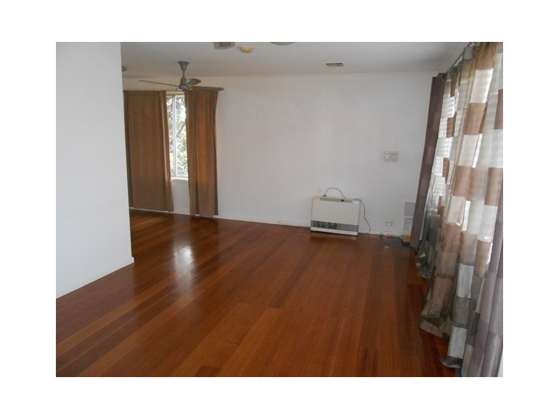 8 Prior Avenue, Gladstone Park VIC 3043