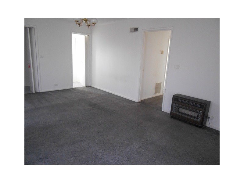 8 Prior Avenue, Gladstone Park VIC 3043