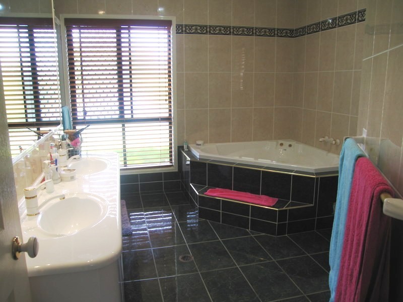 16 Shoalwater Court, Burleigh Waters QLD 4220