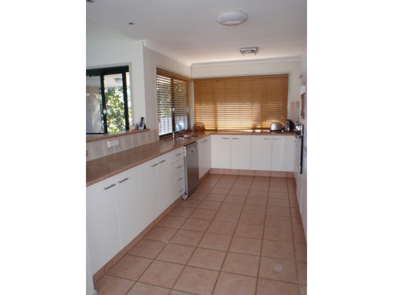 32 Lakes Circuit, Burleigh Waters QLD 4220