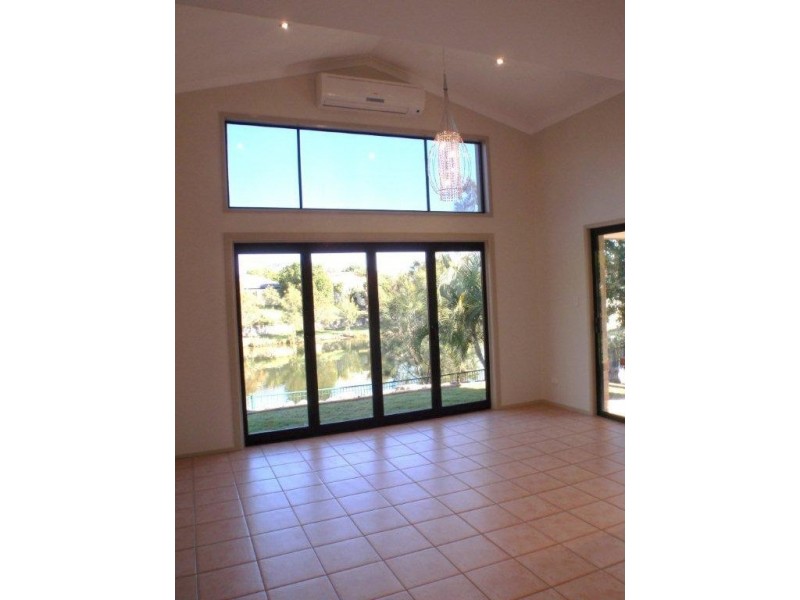 32 Lakes Circuit, Burleigh Waters QLD 4220