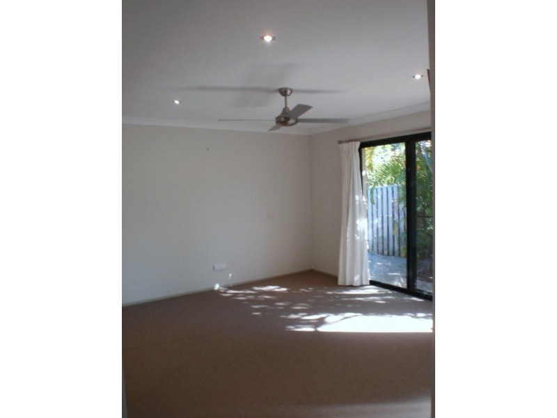 32 Lakes Circuit, Burleigh Waters QLD 4220